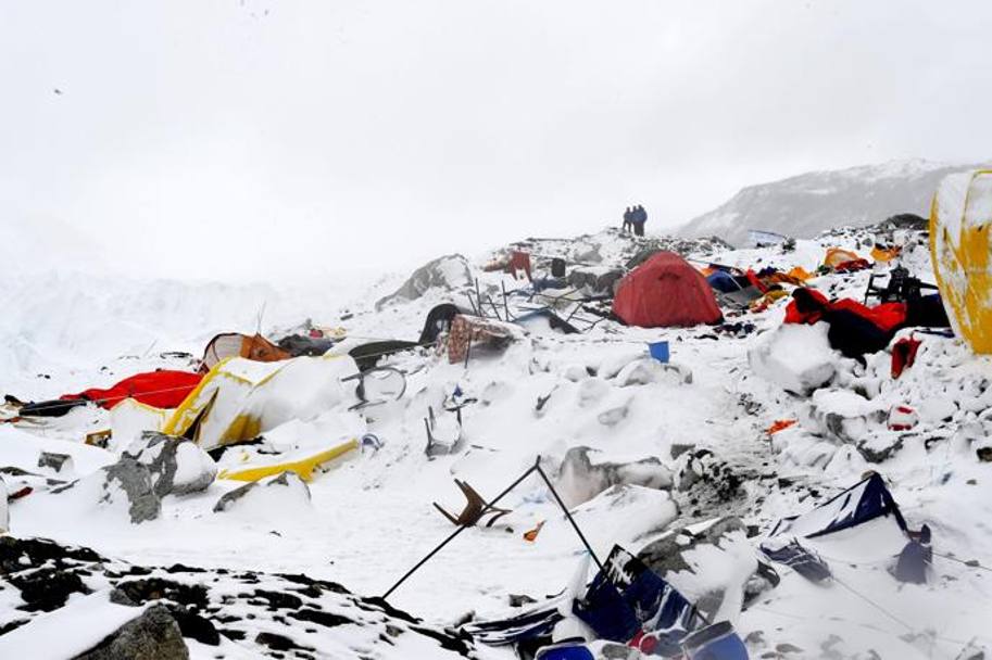 Il campo base sull&#39;Everest, devastato